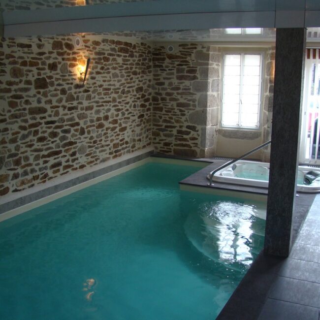 Une piscine d’intérieur pour nager en toutes saisons
