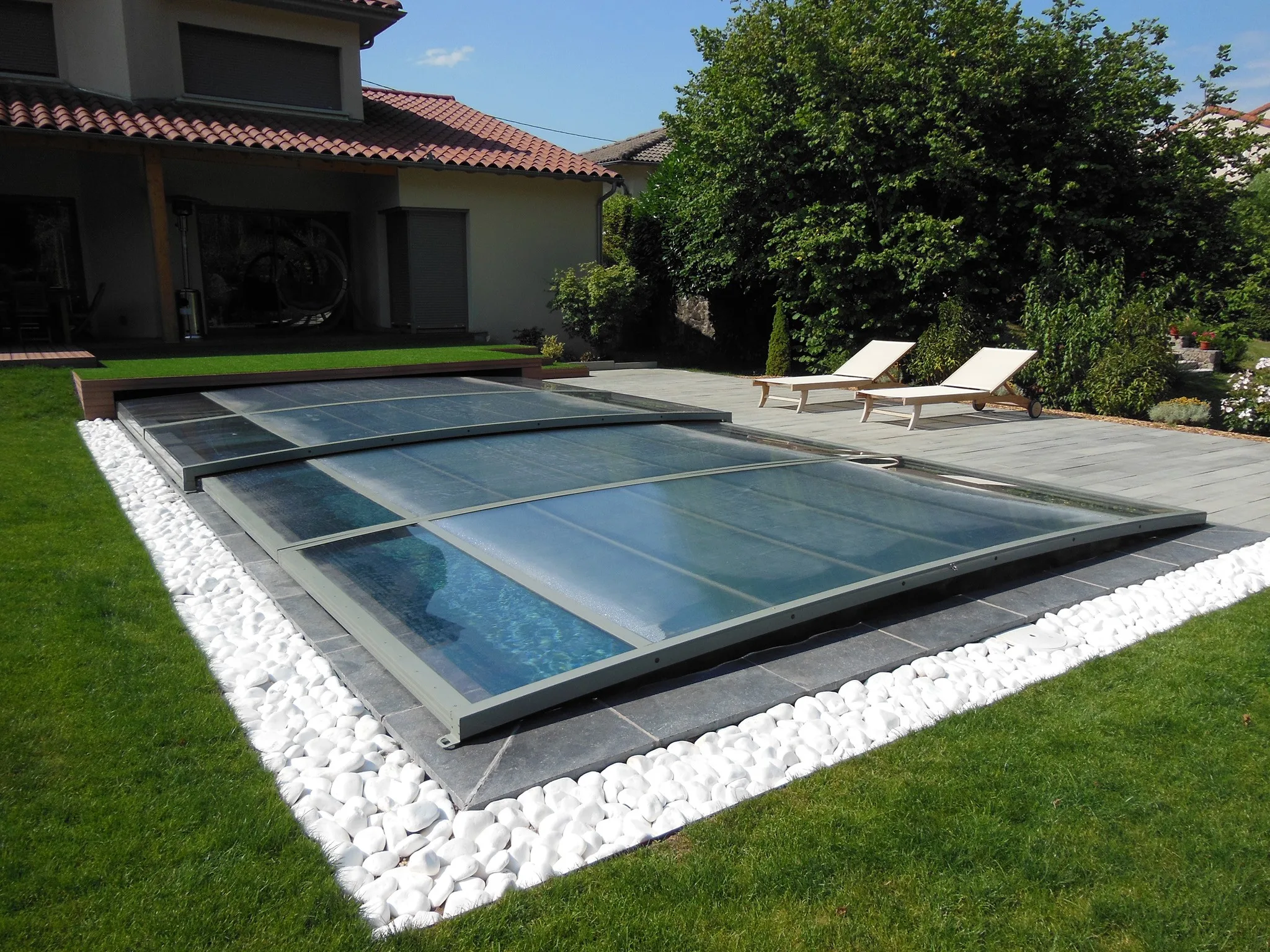 Concept Outdoor : abri extra plat avec terrasse