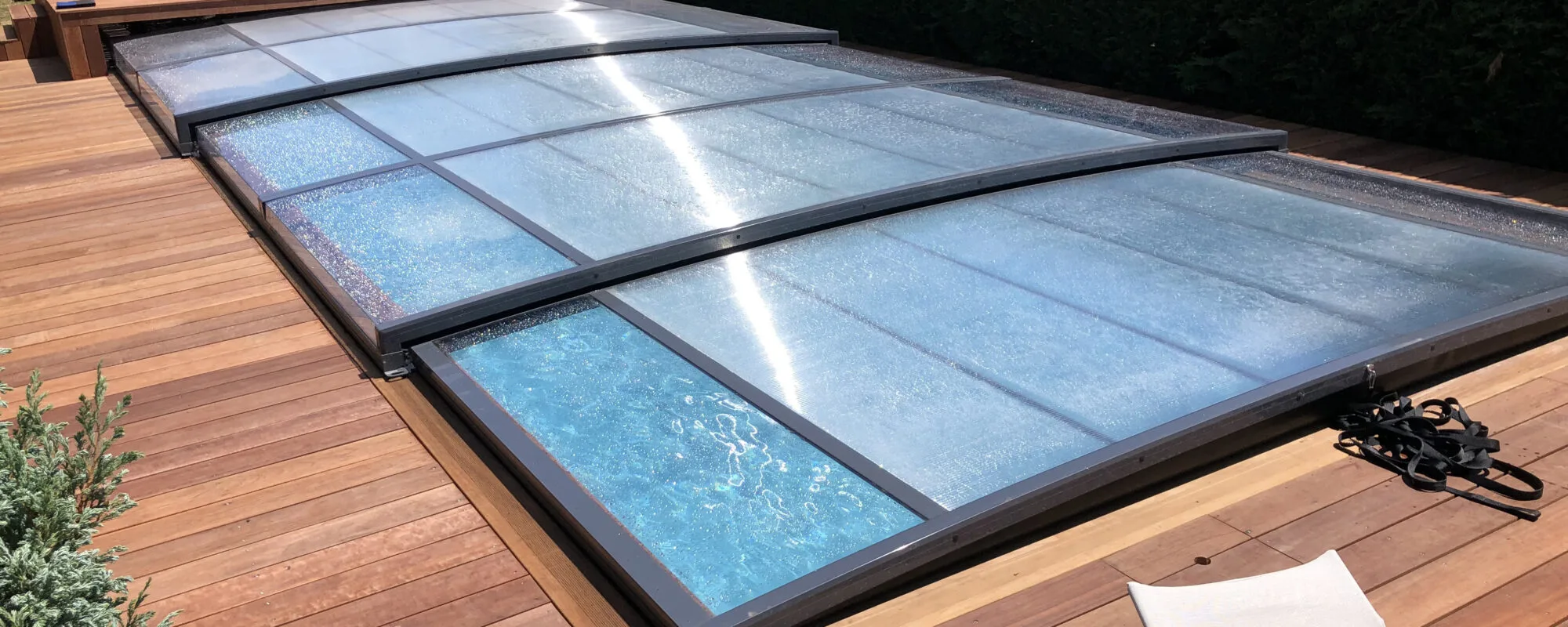 Protégez et sublimez votre piscine avec les abris plats Catusse Piscines & Spas