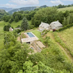 Rénovation d'un couloir de nage aux dimensions 14,00 x 4,00 m relevé de 0,60 m et décalé de 2,00 m avec un terrasse en bois et des margelles gris clair