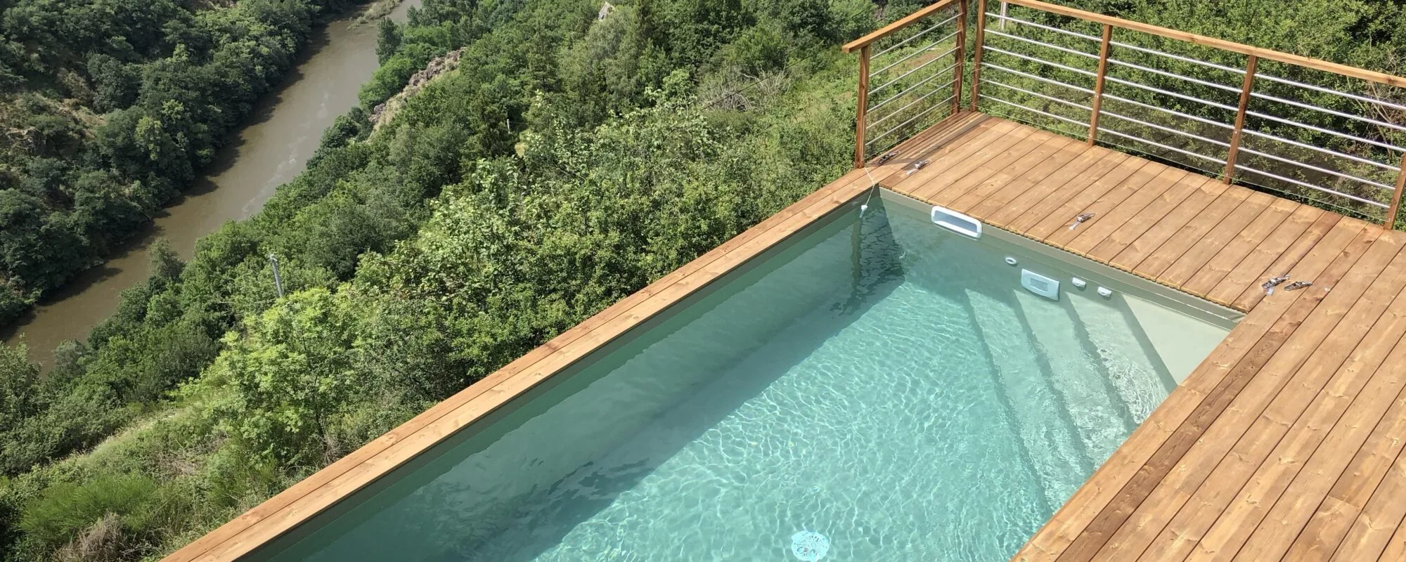 Optez pour une mini-piscine coque Catusse Piscines & Spas et profitez d&rsquo;un espace détente optimal