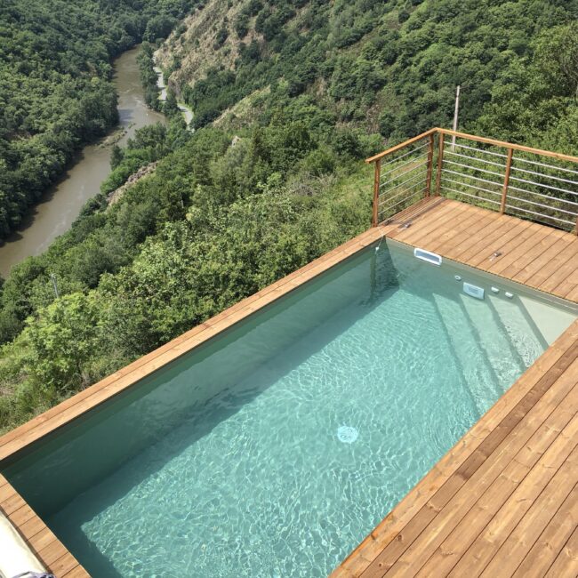 Optez pour une mini-piscine coque Catusse Piscines & Spas et profitez d’un espace détente optimal