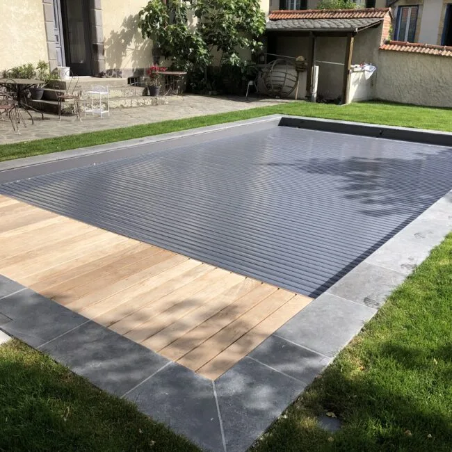 Abris de piscine 7 Guide des différents volets de piscine : caractéristiques, types et prix