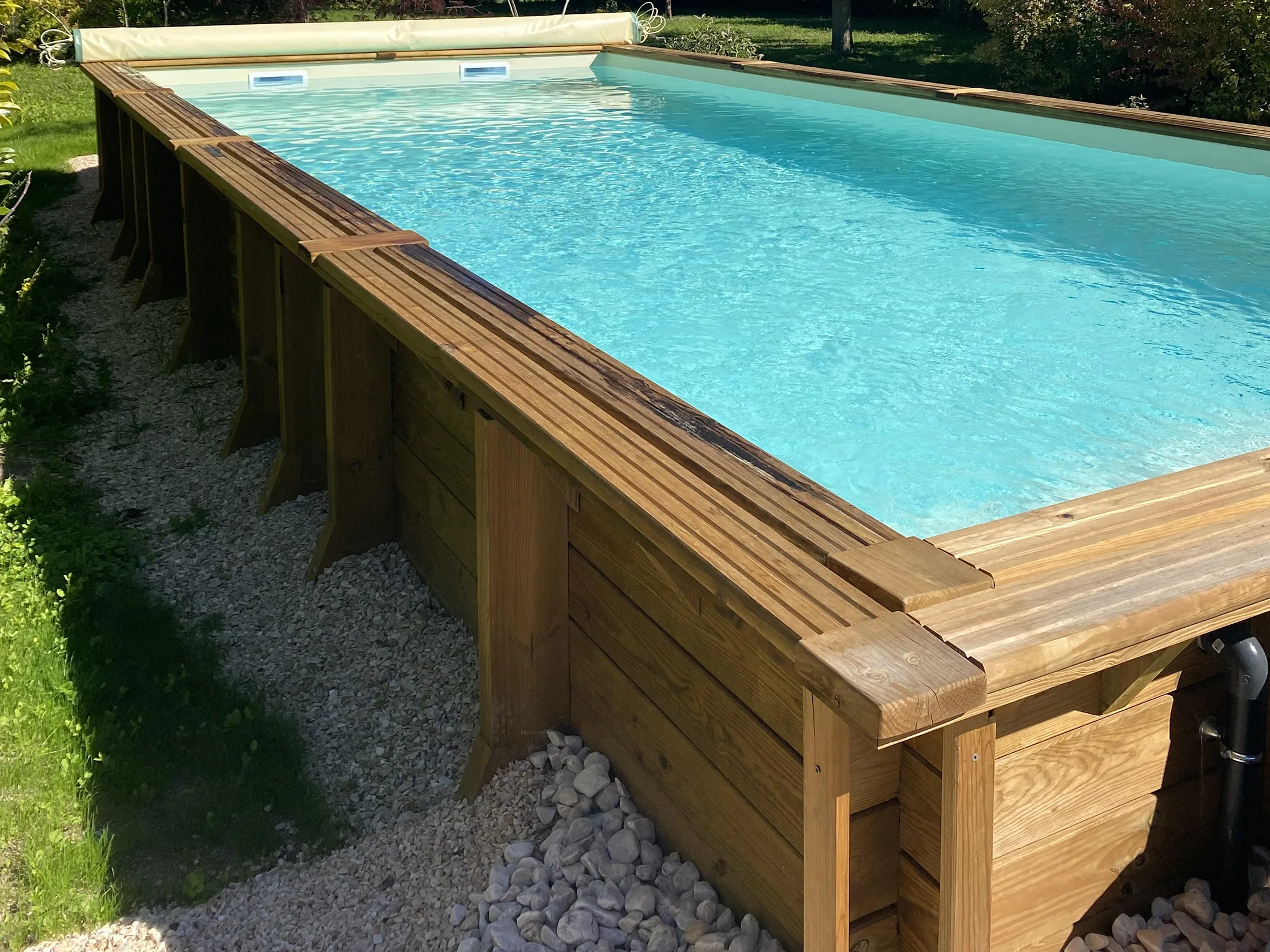 Piscine semi-enterrée extérieure en bois - Réalisation Ferté Piscines © Coralie LÉVÊQUE