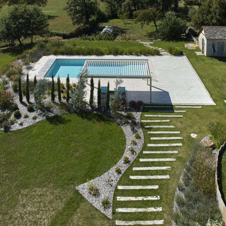 Piscine extérieure photographiée de jour ensoleillé