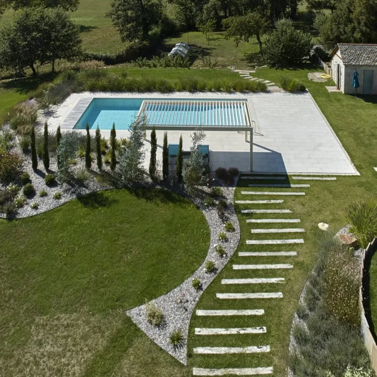 Piscine installation à Aurillac 8 Piscine extérieure photographiée de jour ensoleillé