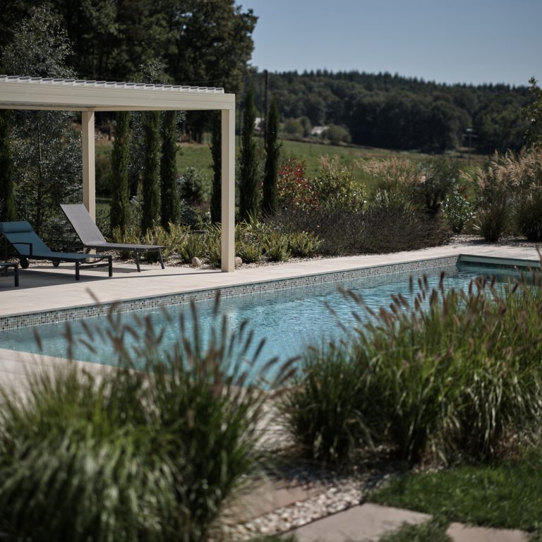 Piscine classique bleue avec volet immergé gris