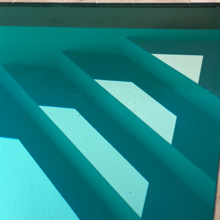 Liner piscine Aurillac : pose, rénovation et entretien par Catusse Piscines & Spas 6 Piscine classique 8x4 structure Titan élégante