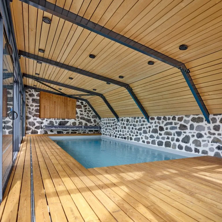 Liner piscine Aurillac : pose, rénovation et entretien par Catusse Piscines & Spas 8 Piscine intérieure 8.40 x 3.80 en maçonnerie banchée