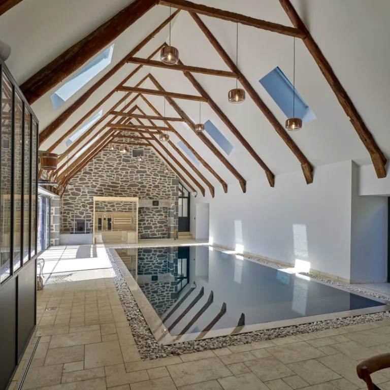 Piscine installation à Aurillac 6 Piscine intérieure haut de gamme miroir raffiné