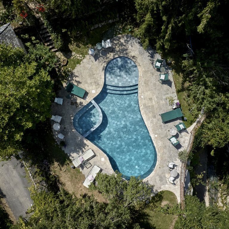 Renovation d'une piscine en forme libre 8,4 m avec spa intégré californienne immergée
