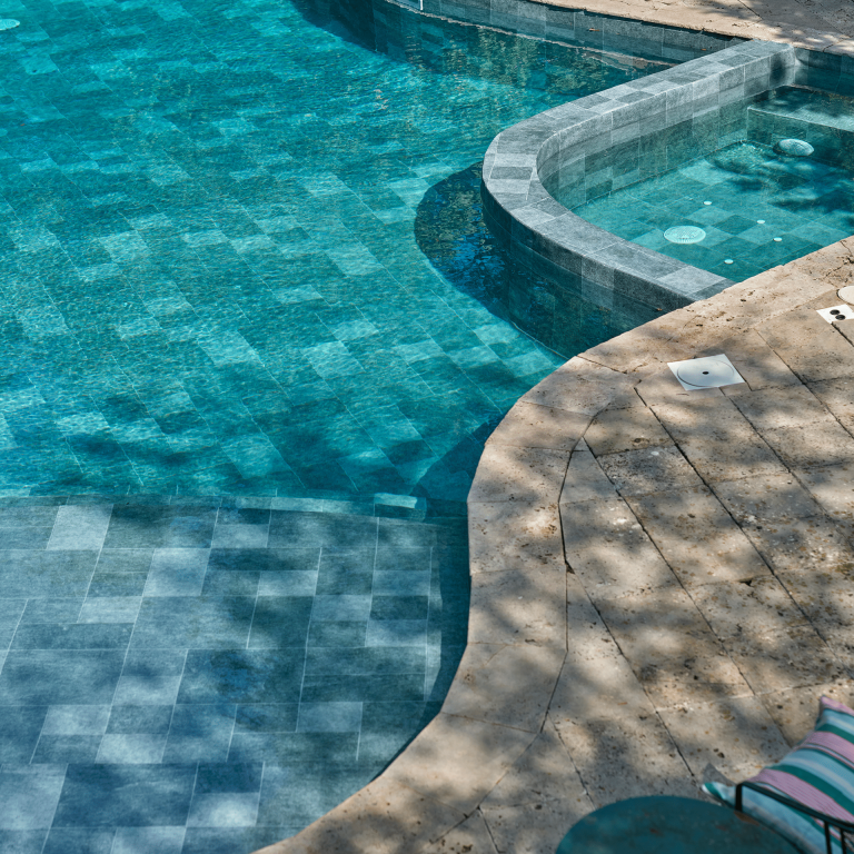 Piscine rénovée avec spa incorporé dans le bassin