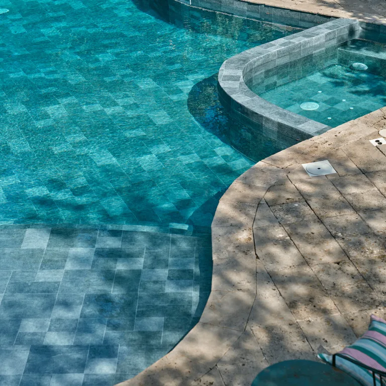 Liner piscine Aurillac : pose, rénovation et entretien par Catusse Piscines & Spas 7 Piscine rénovée avec spa incorporé dans le bassin