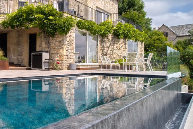 Piscine à débordement 9 × 3,5 m - Réalisation CATUSSE PISCINES & SPAS - ©FABRICE FERRER