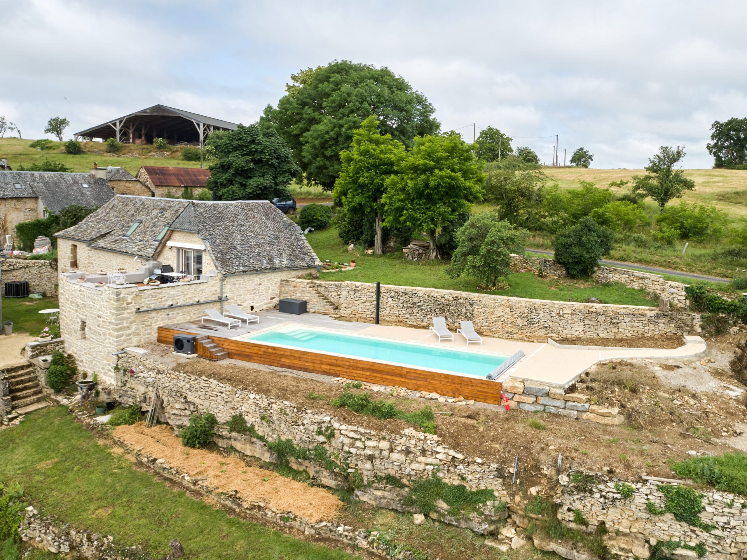 couloir de nage plage bois resine margelle pierre naturelle pompe escalier chaleur robot catusse piscines et spas scaled 5