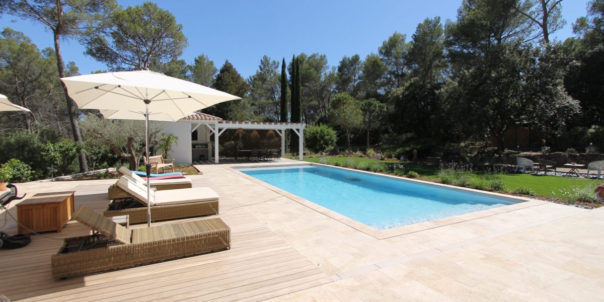 Design contemporain pour une petite piscine rénovée – Réalisation Provence Garden & Design © EUROPISCINE