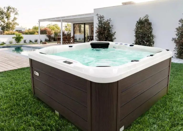 Spa Gamme STARTER modèle HAPPY posé en extérieur - PLATINUM SPAS
