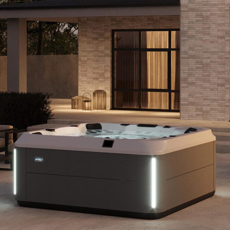 Spa PLATINUM SPAS posé sur une terrasse en extérieur