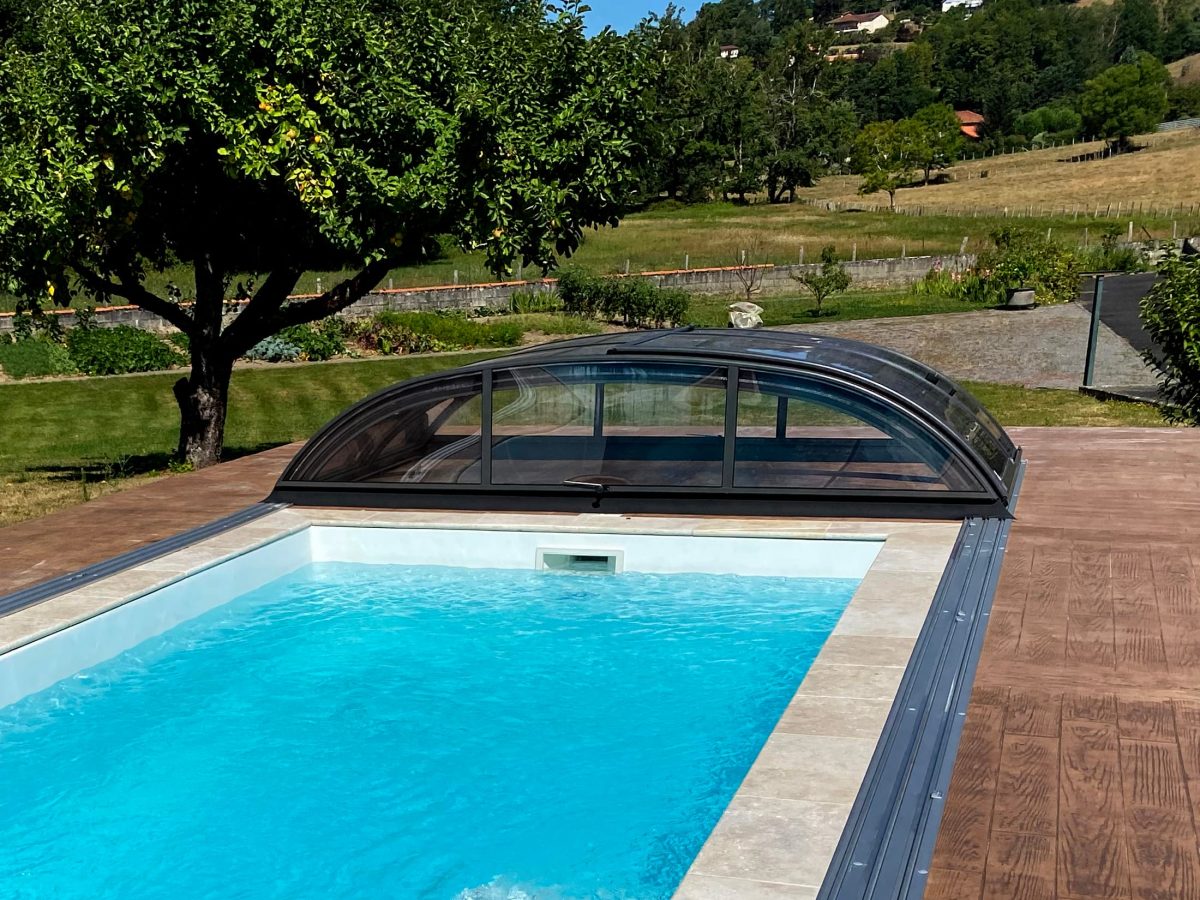 La piscine coque : le choix de l'excellence pour votre extérieur 6 Abri bas télescopique ouvert - Catusse Piscines & Spas