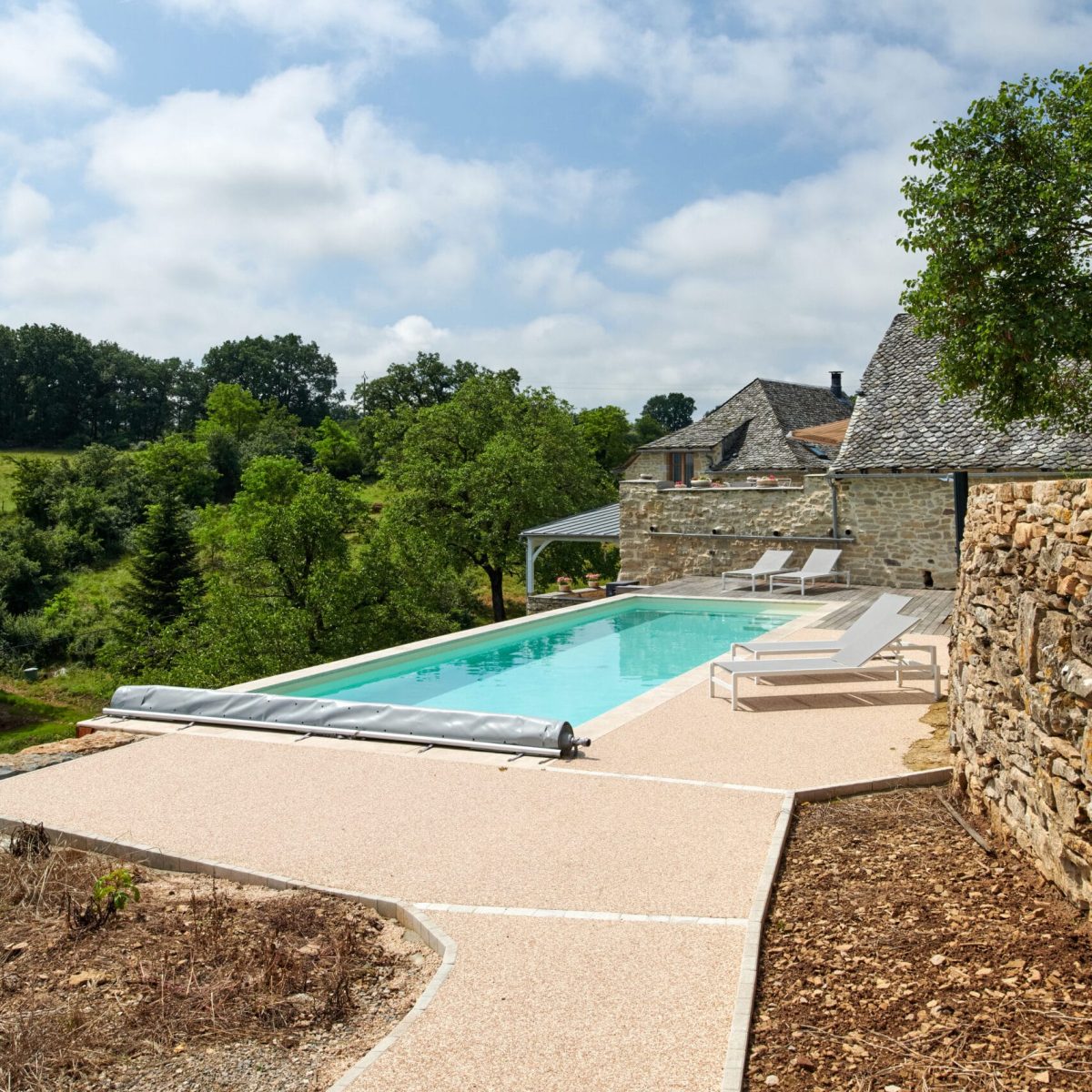 couloir de nage 12 x 3,5m avec escalier, revêtement liner et plage en bois, résine