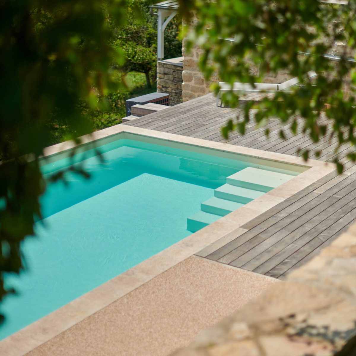 couloir de nage 12 x 3,5m avec escalier, revêtement liner et plage en bois, résine