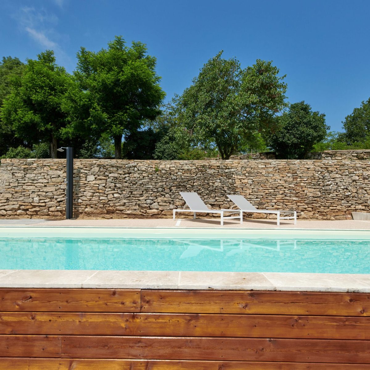 couloir de nage 12 x 3,5m avec escalier, revêtement liner et plage en bois, résine