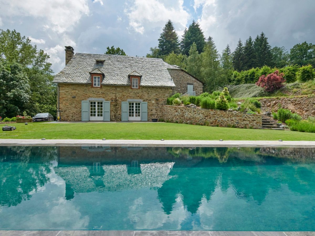 Rénovation d'un couloir de nage aux dimensions 14,00 x 4,00 m relevé de 0,60 m et décalé de 2,00 m avec un terrasse en bois et des margelles gris clair