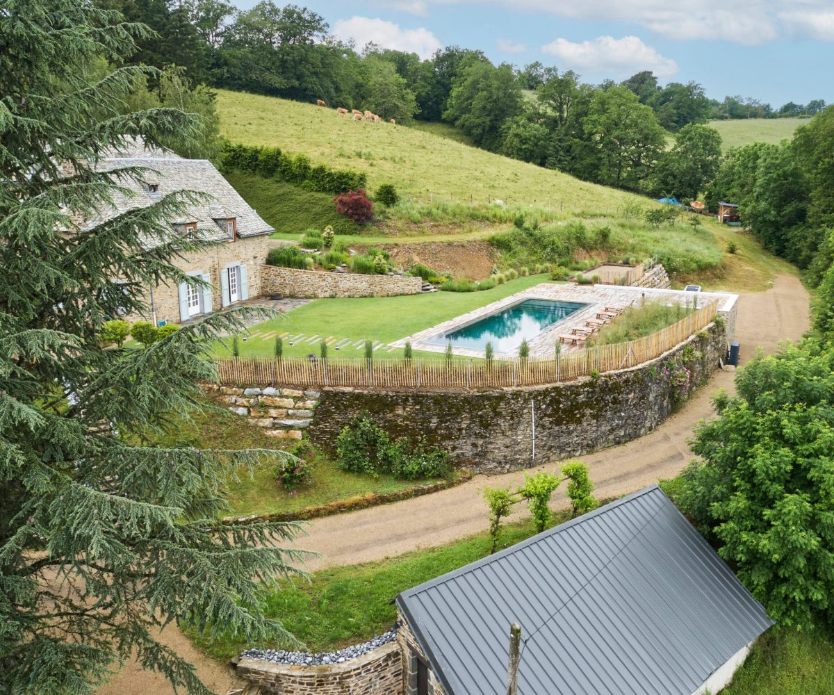Rénovation d'un couloir de nage aux dimensions 14,00 x 4,00 m relevé de 0,60 m et décalé de 2,00 m avec un terrasse en bois et des margelles gris clair