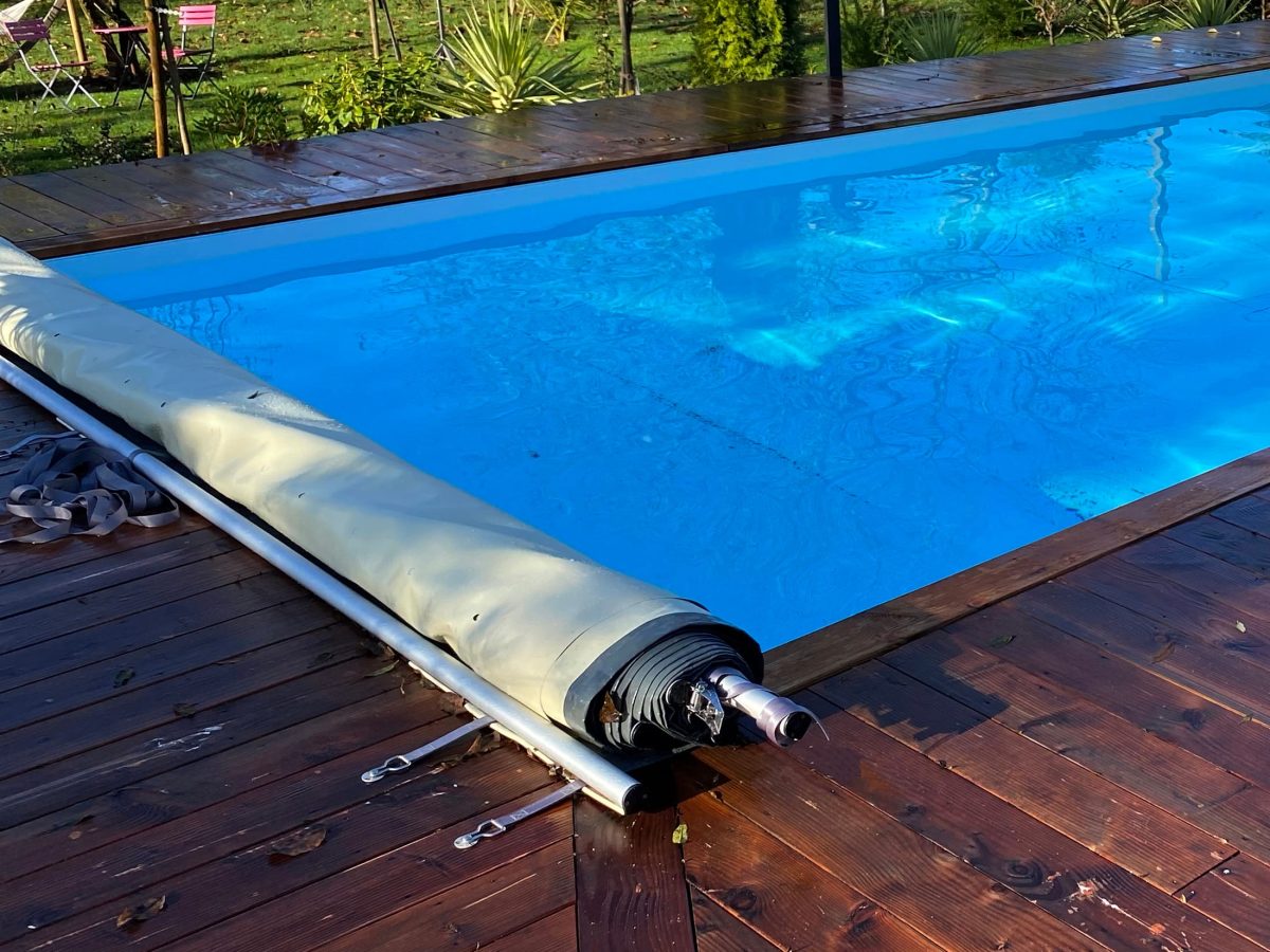 Couverture à barres et plage en bois - Catusse Piscines & Spas