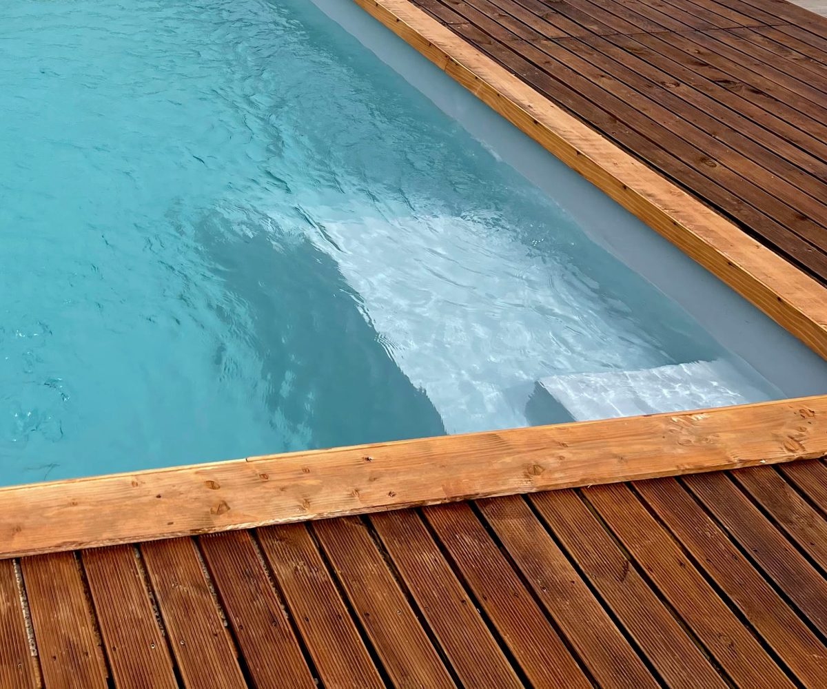 La piscine coque : le choix de l'excellence pour votre extérieur 11 Escalier d'angle dans une piscine coque extérieure - Catusse Piscines & Spas
