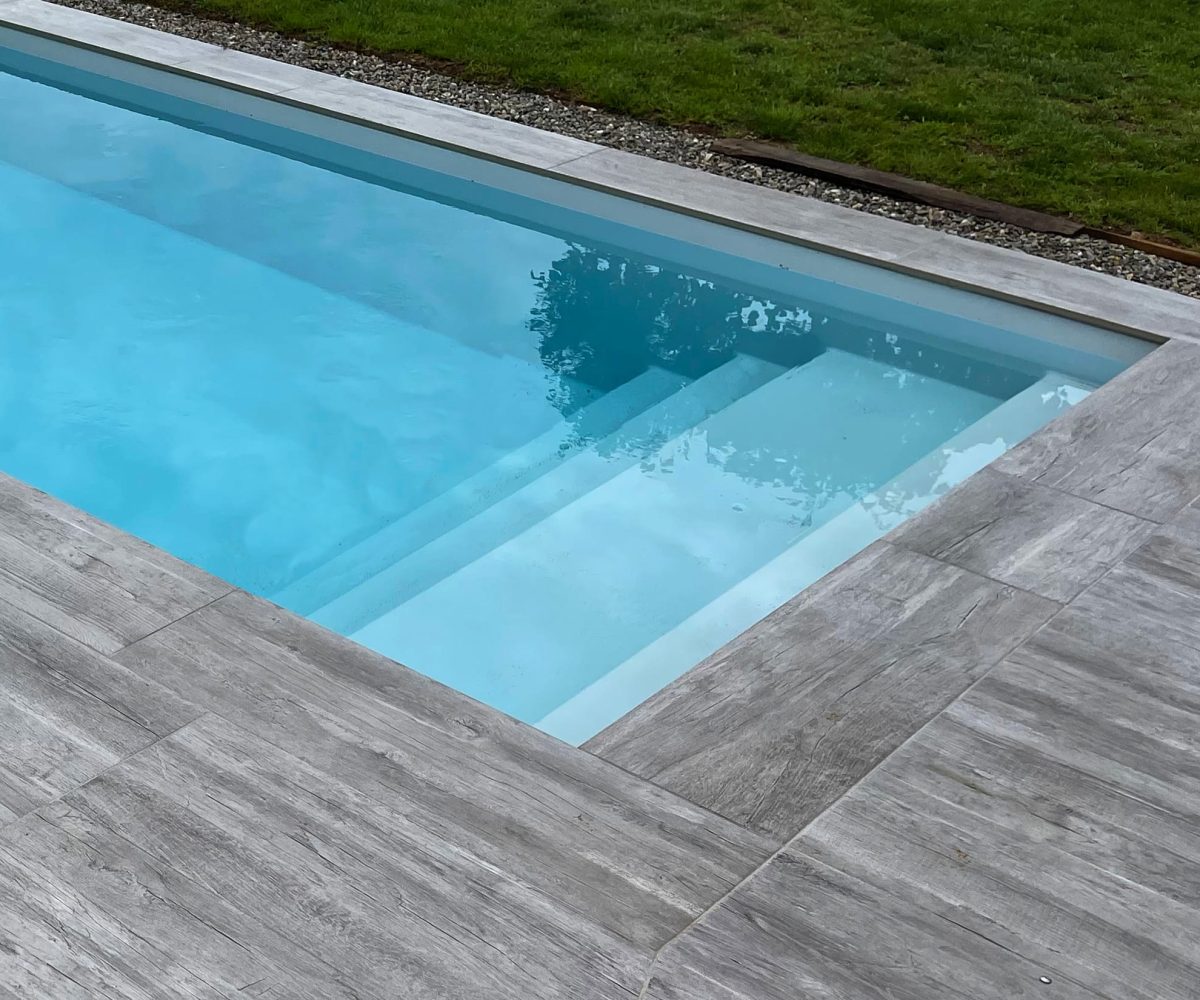La piscine coque : le choix de l'excellence pour votre extérieur 8 Escalier pleine largeur dans une piscine coque extérieure - Catusse Piscines & Spas