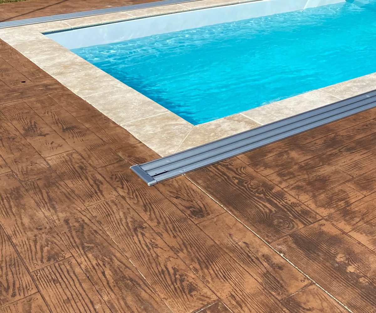 La piscine coque : le choix de l'excellence pour votre extérieur 9 Margelle en pierres naturelles et plage en carrelage - Catusse Piscines & Spas