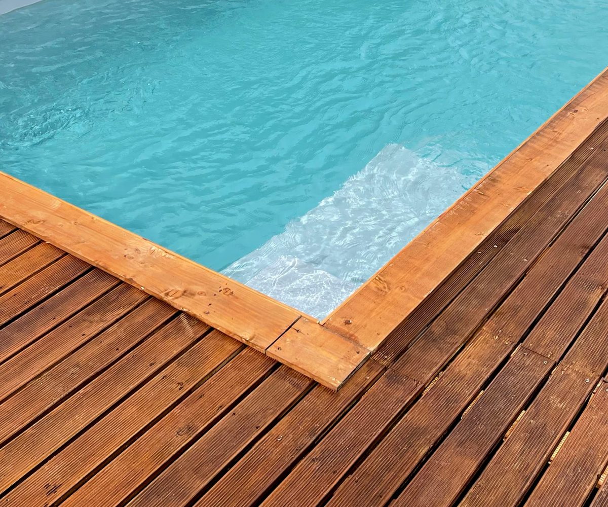 La piscine coque : le choix de l'excellence pour votre extérieur 7 Margelle et plage en bois - Catusse Piscines & Spas