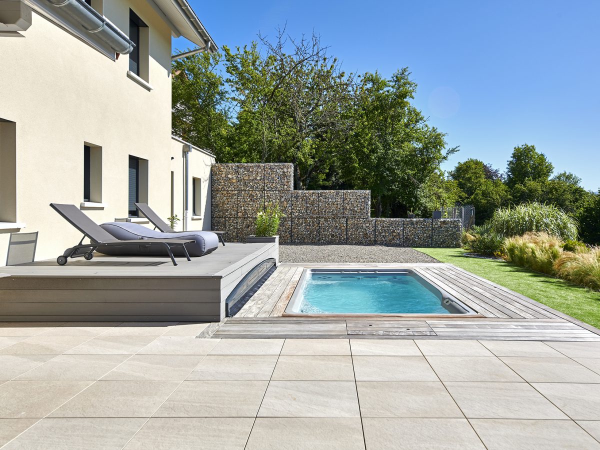 Mini-piscine rectangulaire 4.25 m x 2.15 m avec escalier et plage en bois