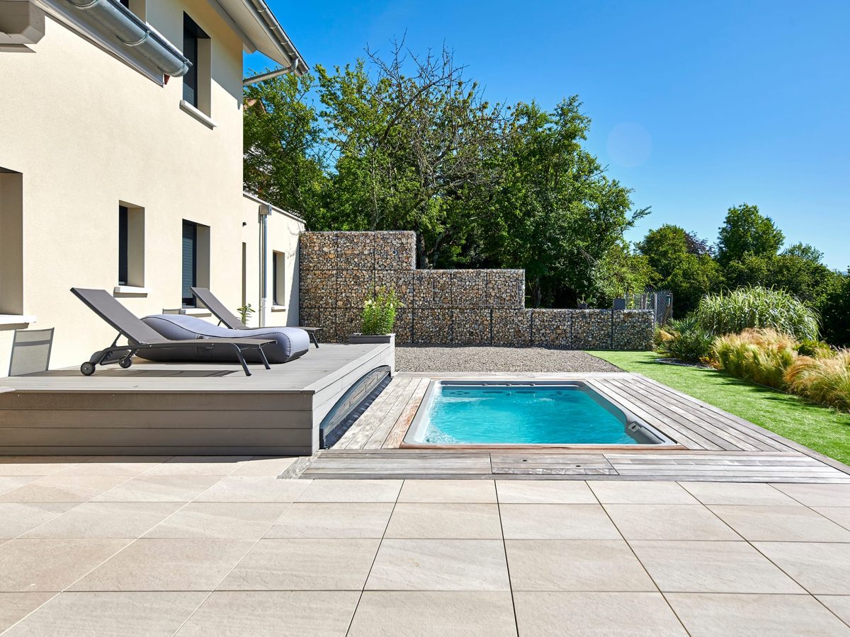 Mini-piscine rectangulaire 4.25 m x 2.15 m avec escalier et plage en bois