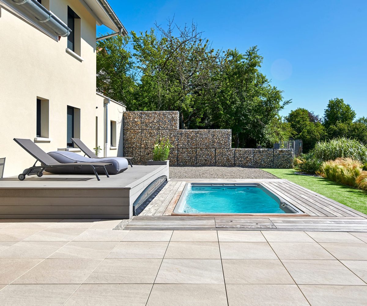 Optez pour une mini-piscine coque Catusse Piscines & Spas et profitez d'un espace détente optimal 4 Mini-piscine rectangulaire 4.25 m x 2.15 m avec escalier et plage en bois