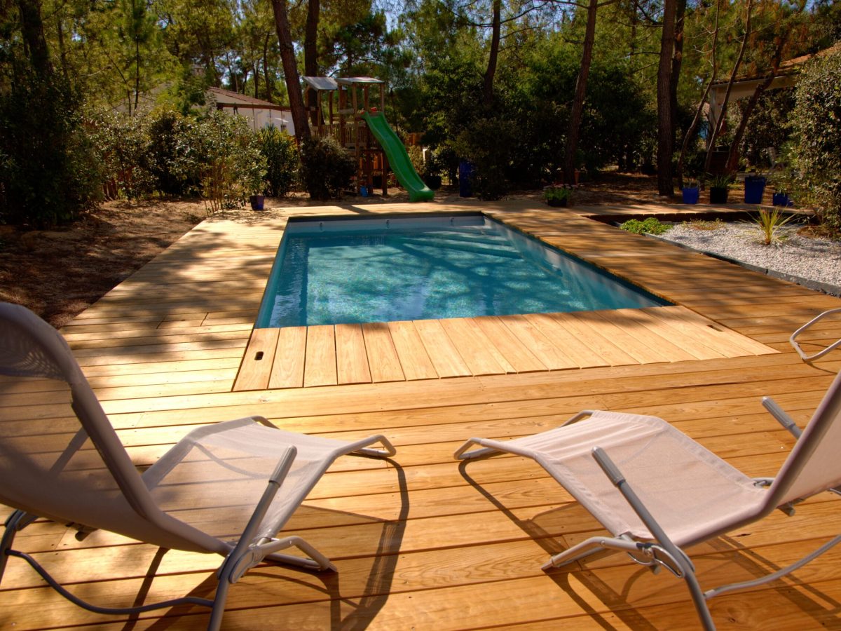 Optez pour une mini-piscine coque Catusse Piscines & Spas et profitez d'un espace détente optimal 3 Mini-piscine 6,00 x 3,00 m en structure Titan avec escalier d'angle