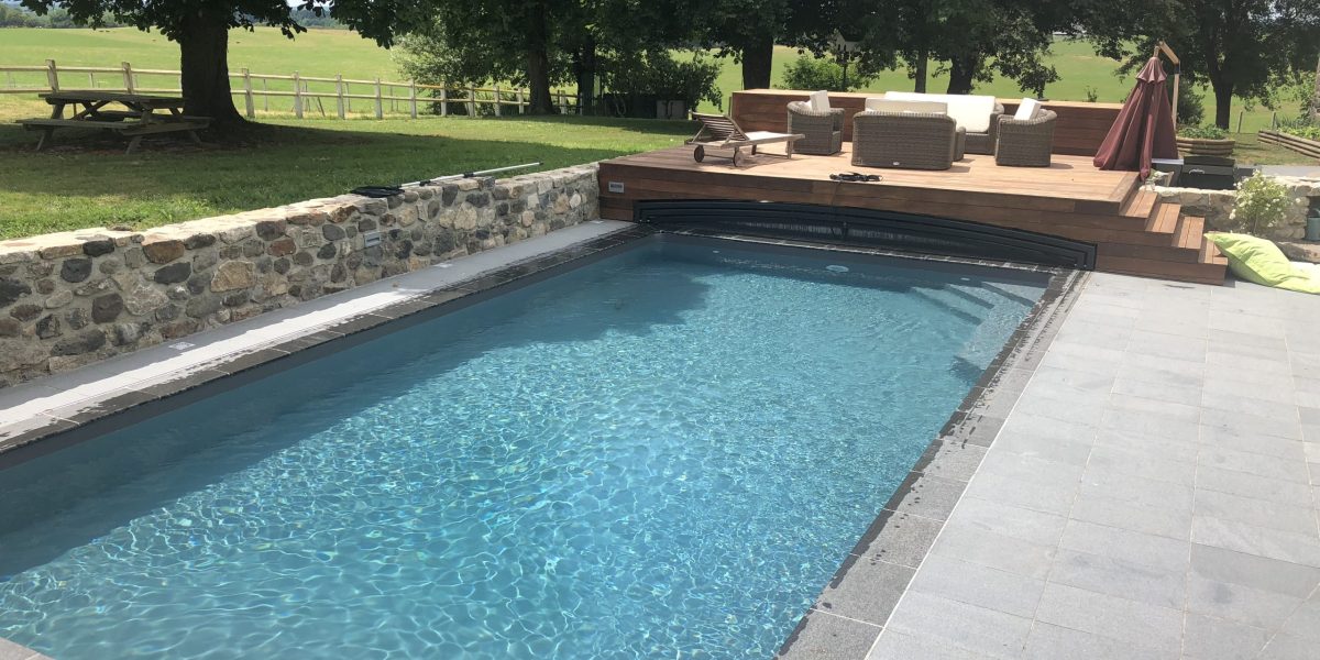 Après - Piscine avec abri plat sous terrasse – Élégance bois exotique