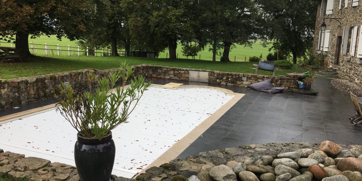 Rénovation piscine à Aurillac : donnez une nouvelle vie à votre bassin avec Catusse Piscines & Spas 8 Avant - Piscine avec abri plat sous terrasse – Élégance bois exotique