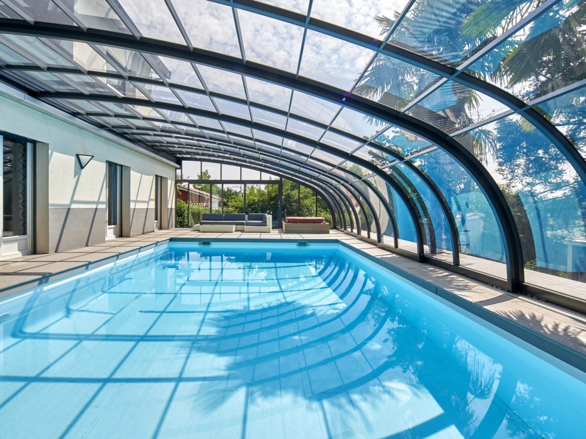 Découvrez les dômes de piscine : abris, sécurité et confort pour votre bassin 3 piscine-abris-bas-pompe-chaleur-escalier-piscine-week-end