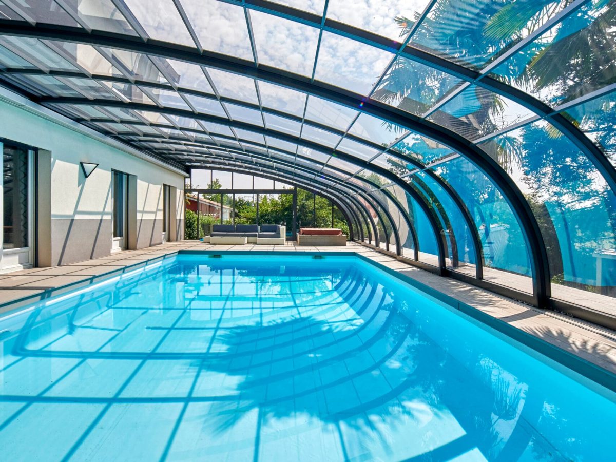 Découvrez les dômes de piscine : abris, sécurité et confort pour votre bassin 3 piscine-abris-bas-pompe-chaleur-escalier-piscine-week-end