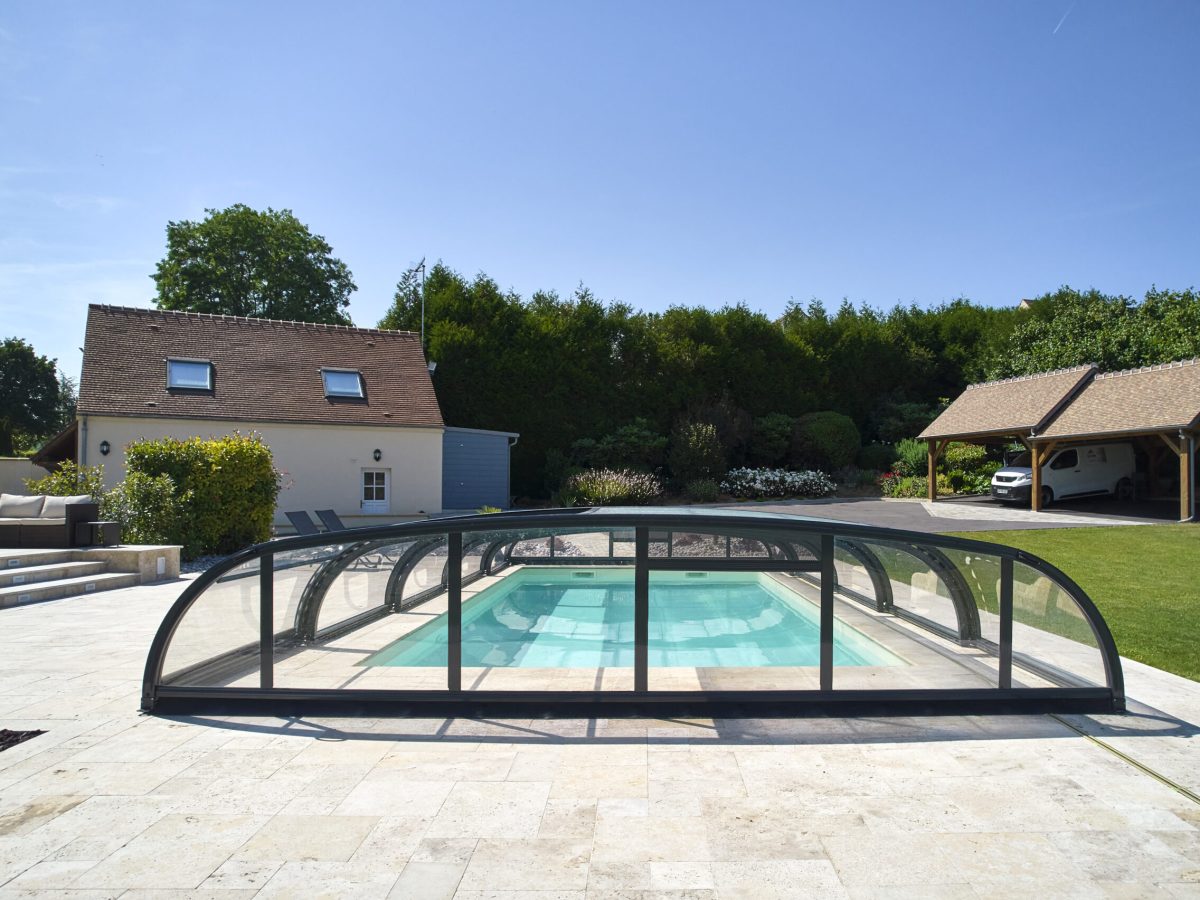 Découvrez les dômes de piscine : abris, sécurité et confort pour votre bassin 4 Piscine rectangulaire de 9.00 x 4.00 m, plages en pierres naturelles