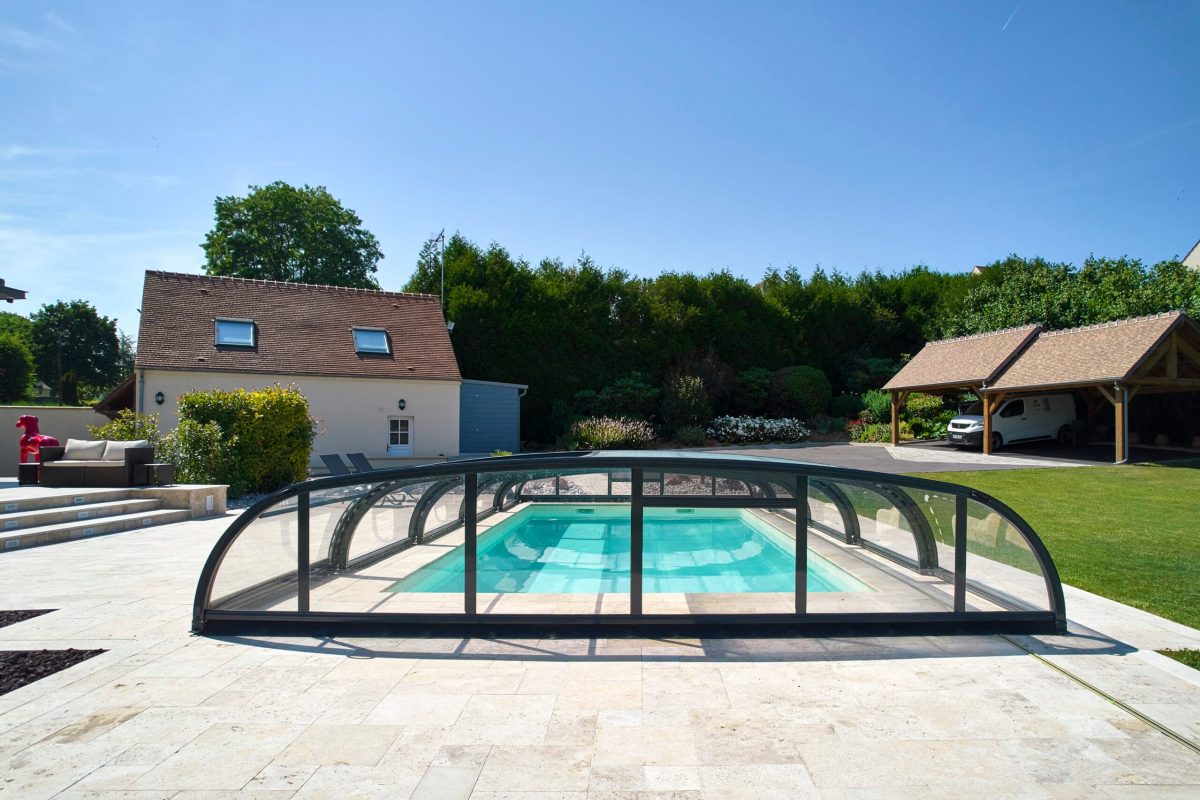 Piscine rectangulaire de 9.00 x 4.00 m, plages en pierres naturelles