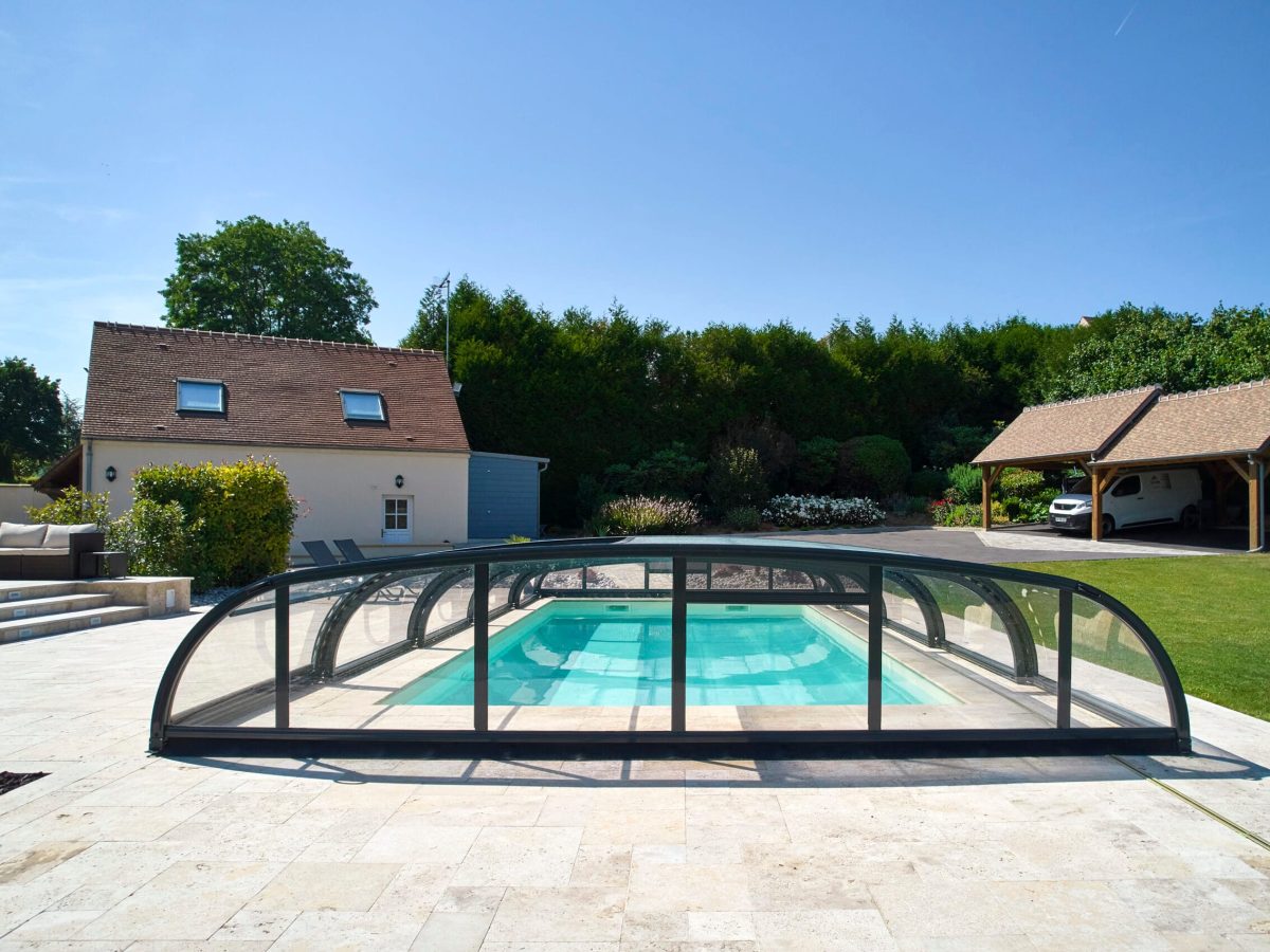 Protégez et valorisez votre piscine avec les abris uniques de Catusse Piscines & Spas 3 Piscine rectangulaire de 9.00 x 4.00 m, plages en pierres naturelles