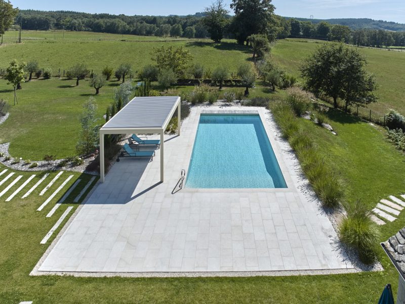 Piscine moderne avec membrane armée imprimée