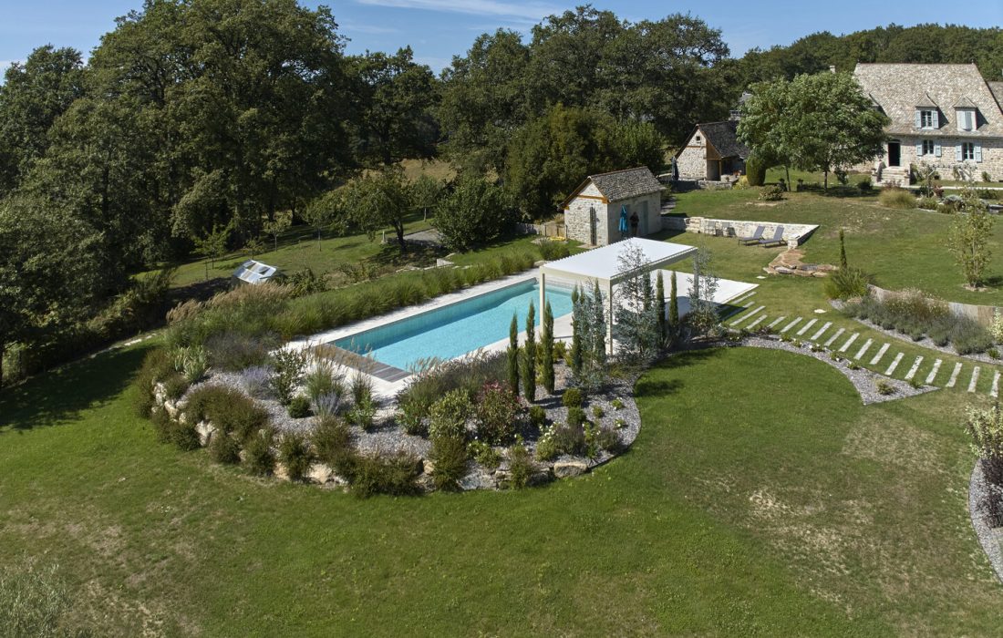 Piscine avec volet immergé opaque et caillebotis Ipé