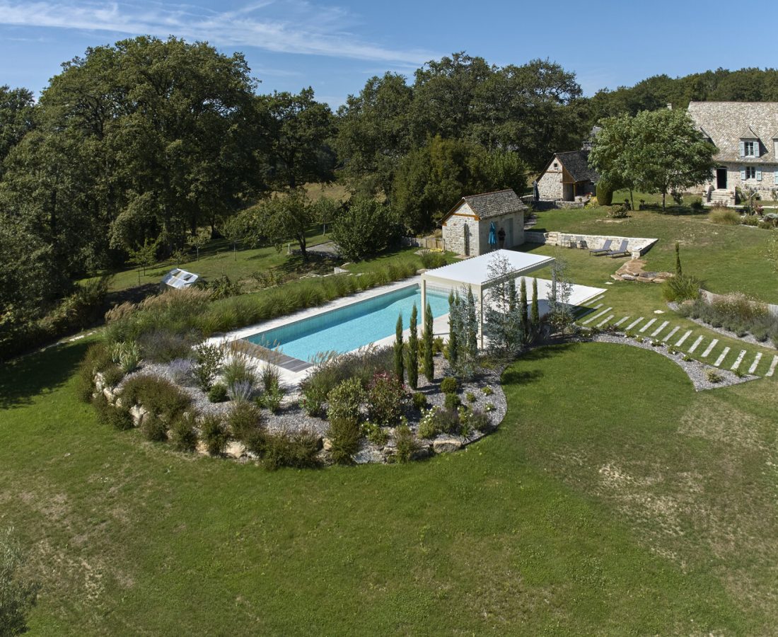 Piscine avec volet immergé opaque et caillebotis Ipé