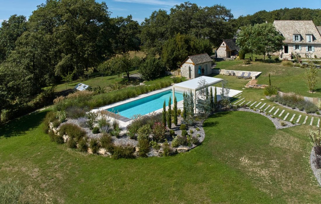 Rénovation piscine à Aurillac : donnez une nouvelle vie à votre bassin avec Catusse Piscines & Spas 5 Piscine avec volet immergé opaque et caillebotis Ipé