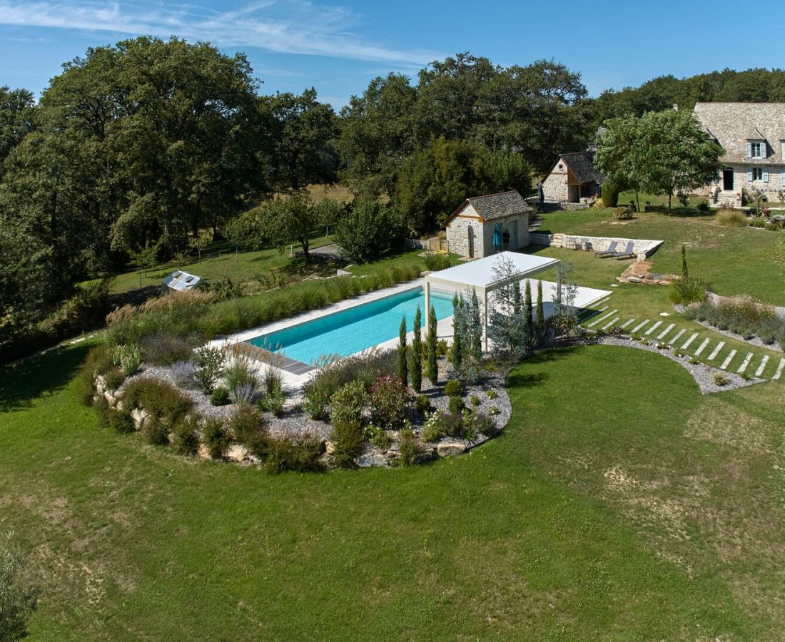 Piscine avec volet immergé opaque et caillebotis Ipé