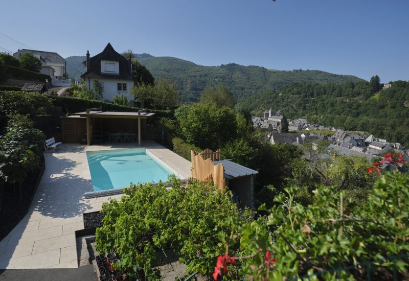 Piscine aux margelles en travertin naturel beige